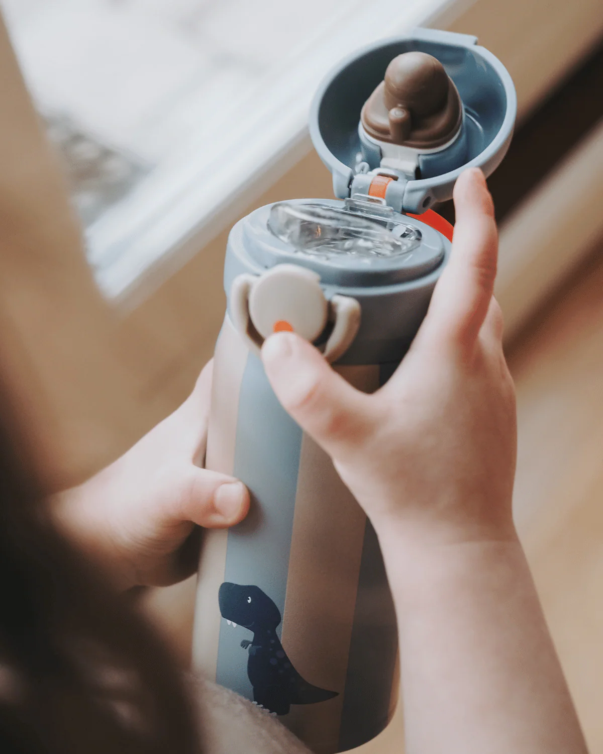 noui-noui-water-bottle-dino-hands.png